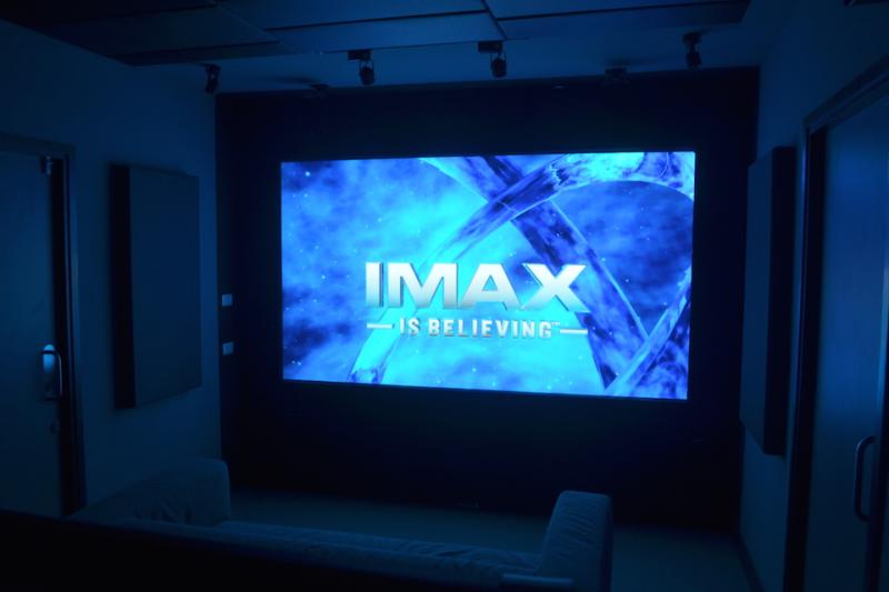 เนรมิตสตูดิโอกึ่งโรงหนังในบ้านครับ