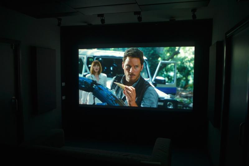 เนรมิตสตูดิโอกึ่งโรงหนังในบ้านครับ