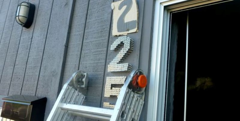 ไอเดียเก๋ ใช้น๊อต ตะปู ทำบ้านเลขที่